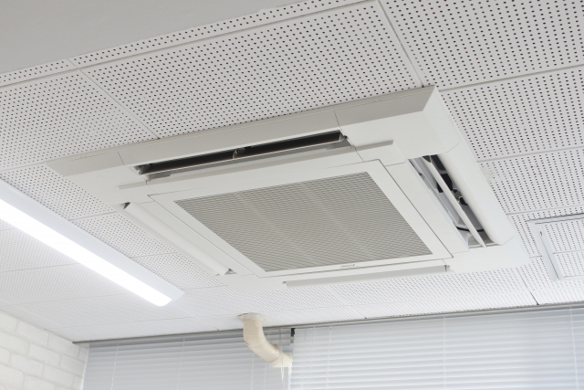 天井カセット型の業務用エアコン